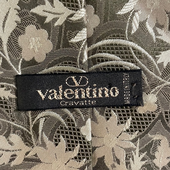 Valentino 100% Silk ‘Made in Italy’ Tie - Picture 5 of 7